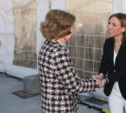 Su Majestad la Reina Doña Sofía recibe el saludo de la alcaldesa de Alcorcón, Candelaria Testa