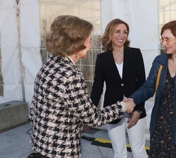 Su Majestad la Reina Doña Sofía recibe el saludo de la subsecretaria de Sanidad, Ana María Sánchez Hernández