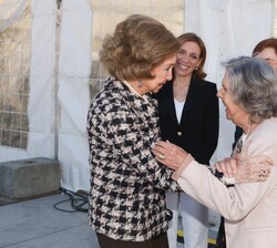 Su Majestad la Reina Doña Sofía recibe el saludo de la presidenta del Patronato de la Fundación Renal Íñigo Álvarez de Toledo, Isabel Entero