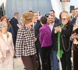 Doña Sofía accede al interior de la carpa donde se desarrollará la primera parte del acto