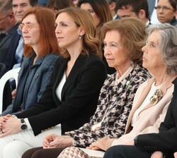 Doña Sofía, en el transcurso del acto, acompañada por la alcaldesa de Alcorcón y la presidenta del Patronato de la Fundación Renal Íñigo Álvarez de To