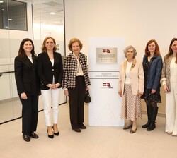 Su Majestad la Reina Doña Sofía ante una placa conmemorativa de Su visita