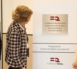 Su Majestad la Reina Doña Sofía ante una placa conmemorativa de Su visita