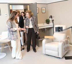 Doña Sofía visita la sala de diálisis
