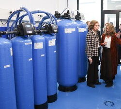 Doña Sofía recibe explicaciones de la sala del agua por la directora asistencial de la Fundación, Dolores Arenas
