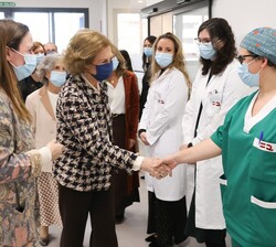 Su Majestad la Reina Sofía saluda al personal de atención al paciente del nuevo centro de diálisis