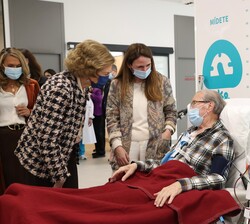 Doña Sofía saludó cariñosamente a todos los pacientes que se encontraban en la sala de diálisis