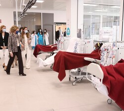 Doña Sofía recorre la nueva sala de diálisis
