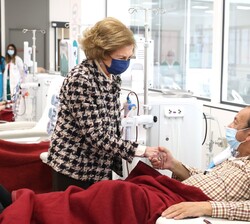 Doña Sofía saludó cariñosamente a todos los pacientes que se encontraban en la sala de diálisis