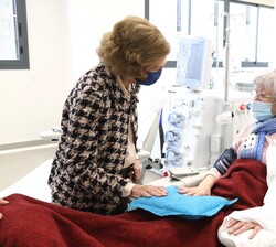 Doña Sofía saludó cariñosamente a todos los pacientes que se encontraban en la sala de diálisis