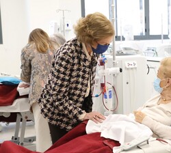 Doña Sofía saludó cariñosamente a todos los pacientes que se encontraban en la sala de diálisis