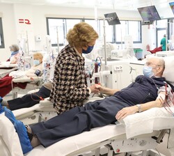 Doña Sofía saludó cariñosamente a todos los pacientes que se encontraban en la sala de diálisis