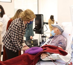 Doña Sofía saludó cariñosamente a todos los pacientes que se encontraban en la sala de diálisis