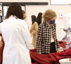 Doña Sofía saludó cariñosamente a todos los pacientes que se encontraban en la sala de diálisis
