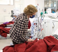 Doña Sofía saludó cariñosamente a todos los pacientes que se encontraban en la sala de diálisis