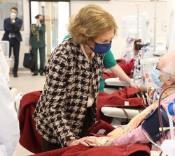Doña Sofía saludó cariñosamente a todos los pacientes que se encontraban en la sala de diálisis