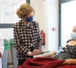 Doña Sofía saludó cariñosamente a todos los pacientes que se encontraban en la sala de diálisis