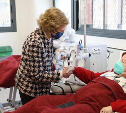 Doña Sofía saludó cariñosamente a todos los pacientes que se encontraban en la sala de diálisis