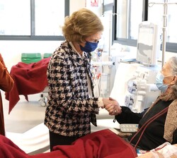 Doña Sofía saludó cariñosamente a todos los pacientes que se encontraban en la sala de diálisis