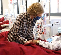 Doña Sofía saludó cariñosamente a todos los pacientes que se encontraban en la sala de diálisis