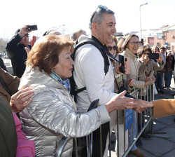 Su Majestad la Reina recibe el saludo de los vecinos de Salamanca que la esperaban a su llegada al Centro de Artes Escénicas y de la Música