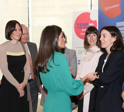 Su Majestad la Reina conversa con los finalistas del Premio “Arte 2024”