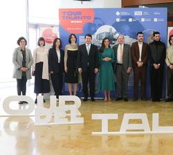 Fotografía de grupo de Su Majestad la Reina con las autoridades y los finalistas del Premio “Arte 2024”