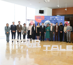Fotografía de grupo de Su Majestad la Reina con las autoridades, los finalistas del Premio “Arte 2024” y los miembros del jurado