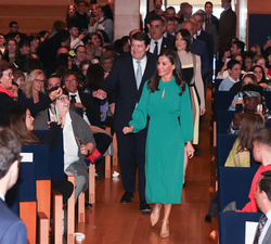 Su Majestad la Reina recibe un caluroso recibimiento a su llegada al auditorio