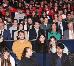 Su Majestad la Reina sentada entre los jóvenes, durante el acto de proclamación del Premio “Arte 2024”, de la Fundación Princesa de Girona