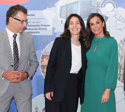 Su Majestad la Reina con Vicky Luengo, Premio "Arte 2024”, de la Fundación Princesa de Girona