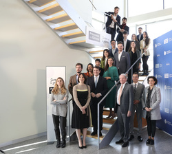 Fotografía de grupo de Su Majestad la Reina con las autoridades y el Consejo Asesor Joven