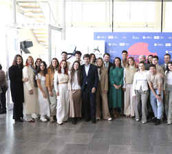Fotografía de grupo de Su Majestad la Reina con las autoridades y la coral de los jóvenes artistas de “Generación Arte” 