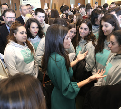 Su Majestad la Reina conversa con jóvenes asistentes al acto