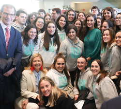 Fotografía de grupo de Su Majestad la Reina con jóvenes del nuevo programa "Generación Arte"