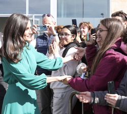 Su Majestad la Reina saluda a los jóvenes que la esperaban a su salida del acto