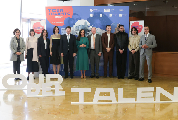 Fotografía de grupo de Su Majestad la Reina con las autoridades y los finalistas del Premio “Arte 2024”