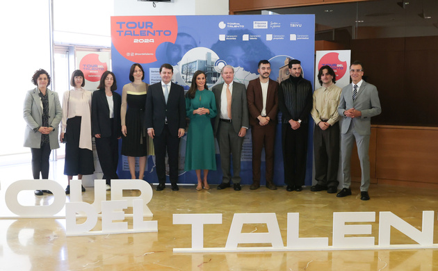 Fotografía de grupo de Su Majestad la Reina con las autoridades y los finalistas del Premio “Arte 2024”