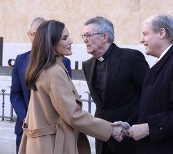 Su Majestad la Reina recibe el saludo del presidente de la Fundación Princesa de Girona, Francisco Belil, en presencia de los rectores magníficos de l
