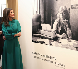Su Majestad la Reina recorre la exposición del legado de Carmen Martín Gaite