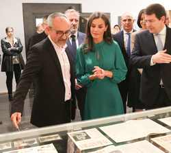 Su Majestad la Reina recorre la exposición del legado de Carmen Martín Gaite