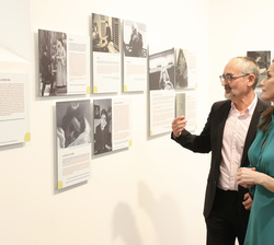 Su Majestad la Reina recorre la exposición del legado de Carmen Martín Gaite
