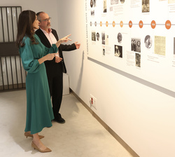 Su Majestad la Reina recorre la exposición del legado de Carmen Martín Gaite