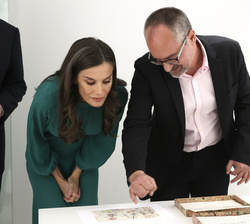 Su Majestad la Reina recorre la exposición del legado de Carmen Martín Gaite