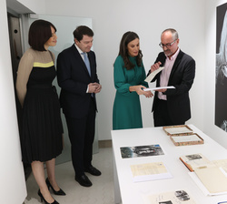 Su Majestad la Reina recorre la exposición del legado de Carmen Martín Gaite