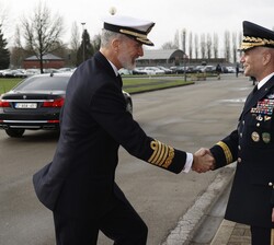 Su Majestad el Rey recibe el saludo del Comandante Supremo Aliado para Europa (SACUER), General Christopher G. Cavoli a su llegad a Shape