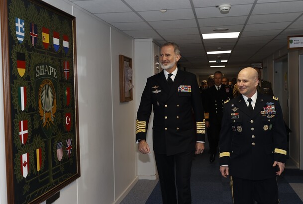 Su Majestad el Rey y el Comandante Supremo aliado para Europa (SACEUR) durante su visita a la exposición