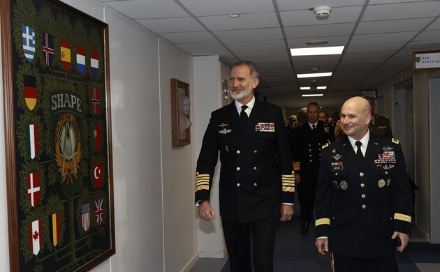 Su Majestad el Rey y el Comandante Supremo aliado para Europa (SACEUR) durante su visita a la exposición