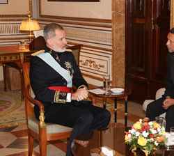 Su Majestad el Rey conversa con el Embajador de Cabo Verde, Sr. Eduardo Jorge Lima Barros Silva, tras recibir las Cartas Credenciales