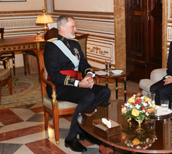 Su Majestad el Rey conversa con el Embajador de la República Popular China, Sr. Yao Jing, tras recibir las Cartas Credenciales